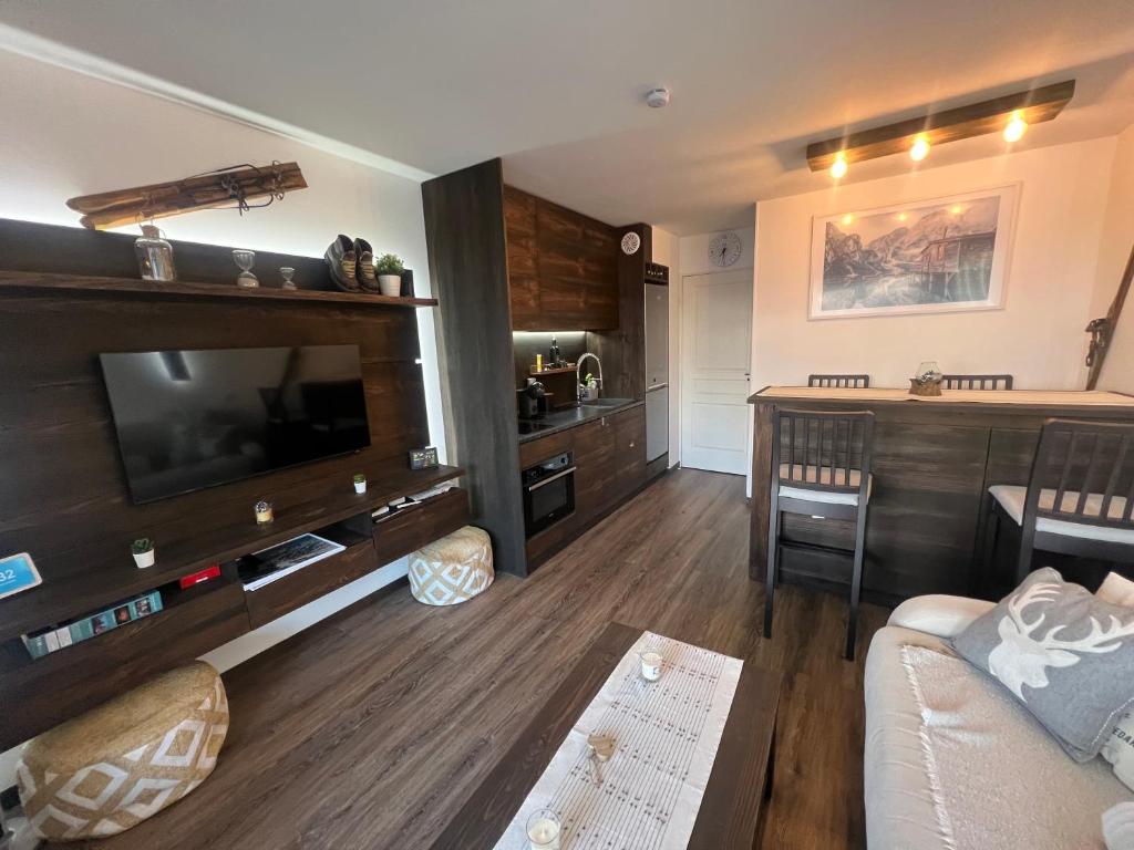 Η κουζίνα ή μικρή κουζίνα στο Incredible 2 rooms, sun terrace view, slope Incroyable appartement, six personnes Tout, pédestre, commerces et piste, Immense terrasse, vue panoramique montagne et pistes