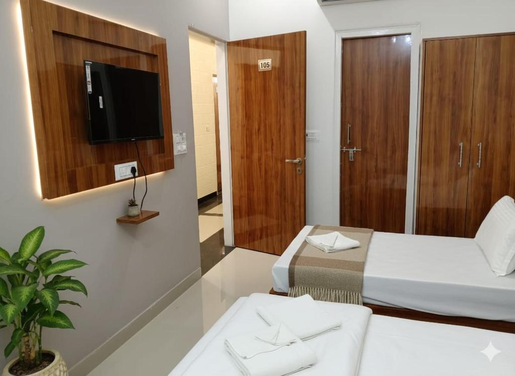 Ένα ή περισσότερα κρεβάτια σε δωμάτιο στο Hotel Sarthi Inn