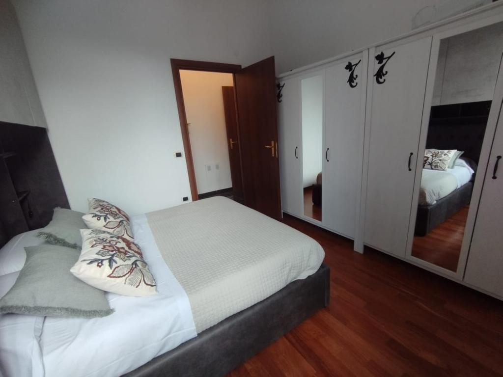 een slaapkamer met een wit bed en een spiegel bij Villa Santoni Guest House in Orte