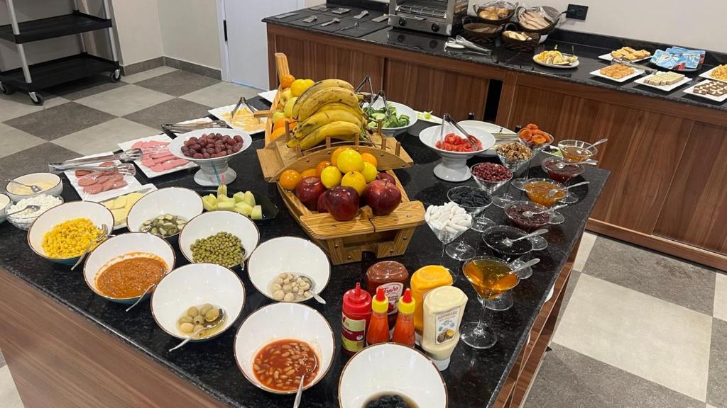 Una mesa con un montón de comida encima en SUVON Hotel, en Stantsiya Kyzyl-Tukumachi