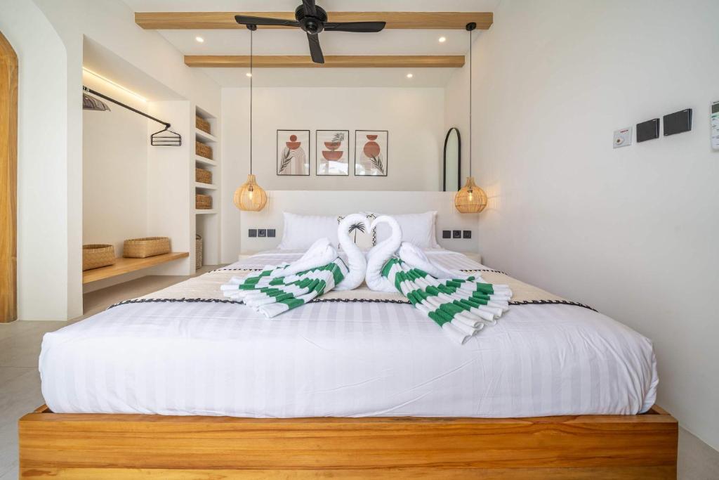 Postel nebo postele na pokoji v ubytování New 1BR Pool Villa Walk to Nyang Nyang Beach