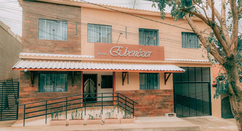 Un edificio con un cartel de restaurante. en Pousada Ebenézer de Cordeiro rj, en Cordeiro