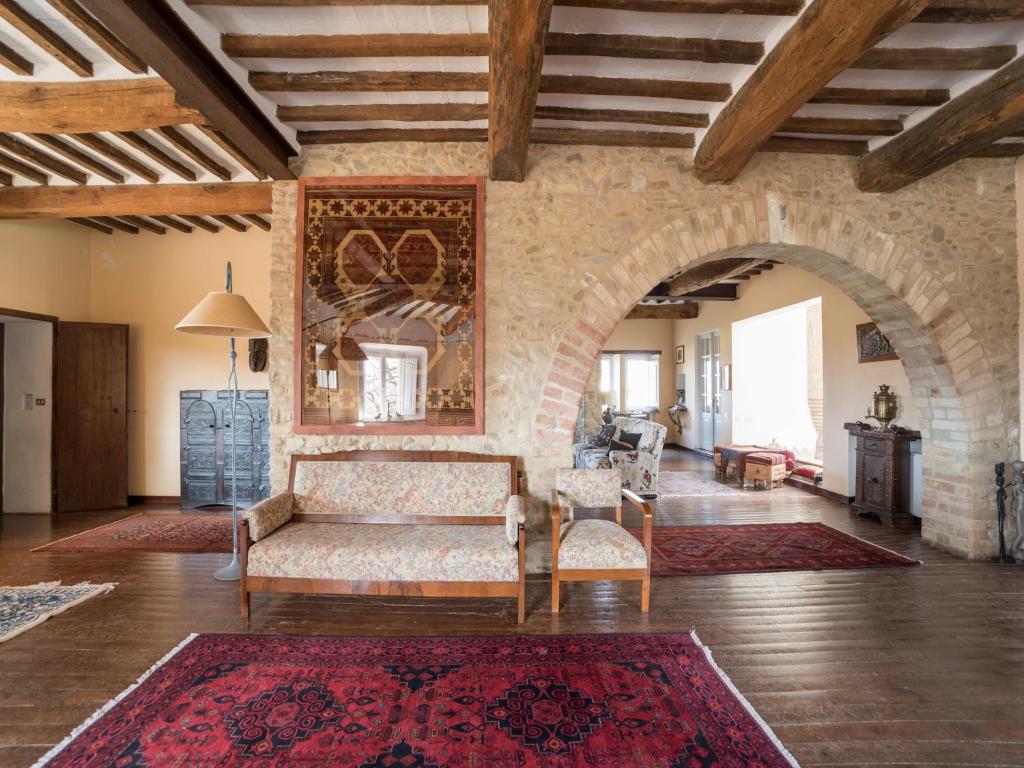 Una cama o camas en una habitación de Umbrian Charm with Pool Alfresco Delight