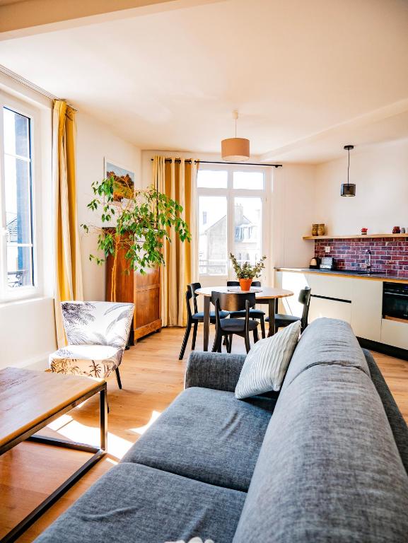 a living room with a couch and a table at Baie Marine in Le Crotoy