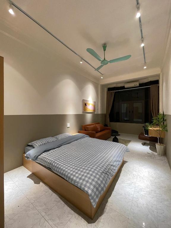 um quarto com uma cama e um ventilador de teto em Le Balcon Hanoi em Hanói