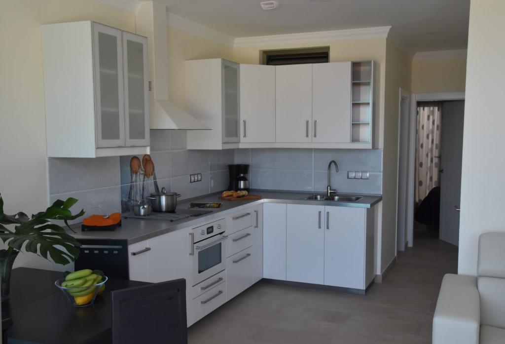 A kitchen or kitchenette at Sunset Puerto de Mogan