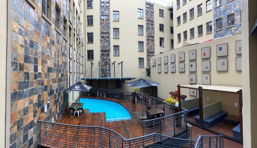 Bazén v ubytování Stylish Mapungubwe Loft Apartment nebo v jeho okolí