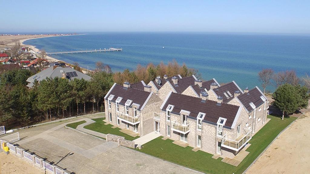 an aerial view of a large house next to the ocean at Apartament Mechelinki in Mechelinki