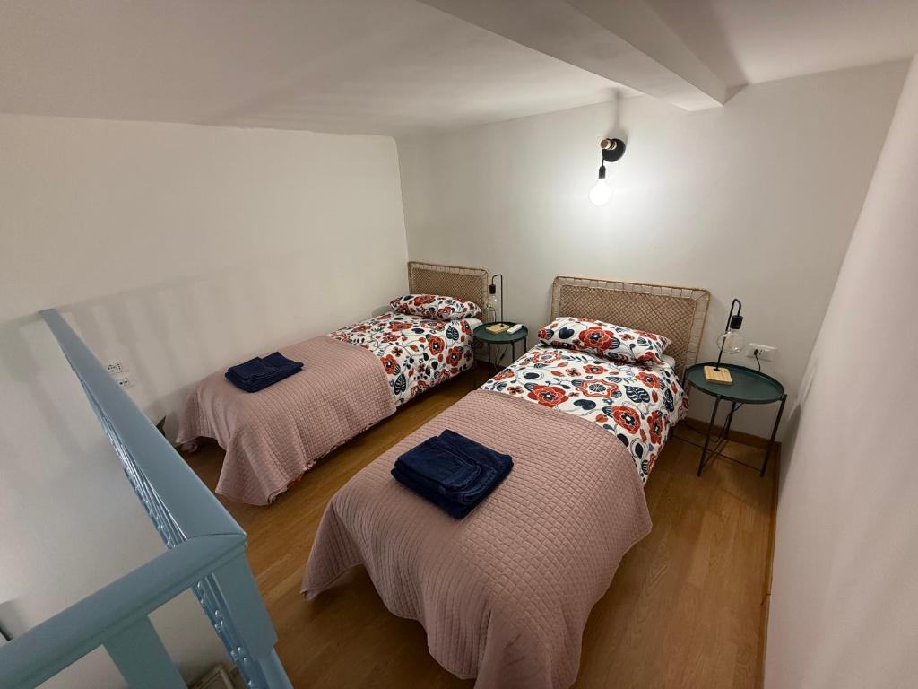 een kamer met drie bedden in een kamer bij Miniloft scala blu in Milaan