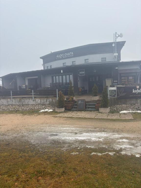 Budova, kde se chata nachází