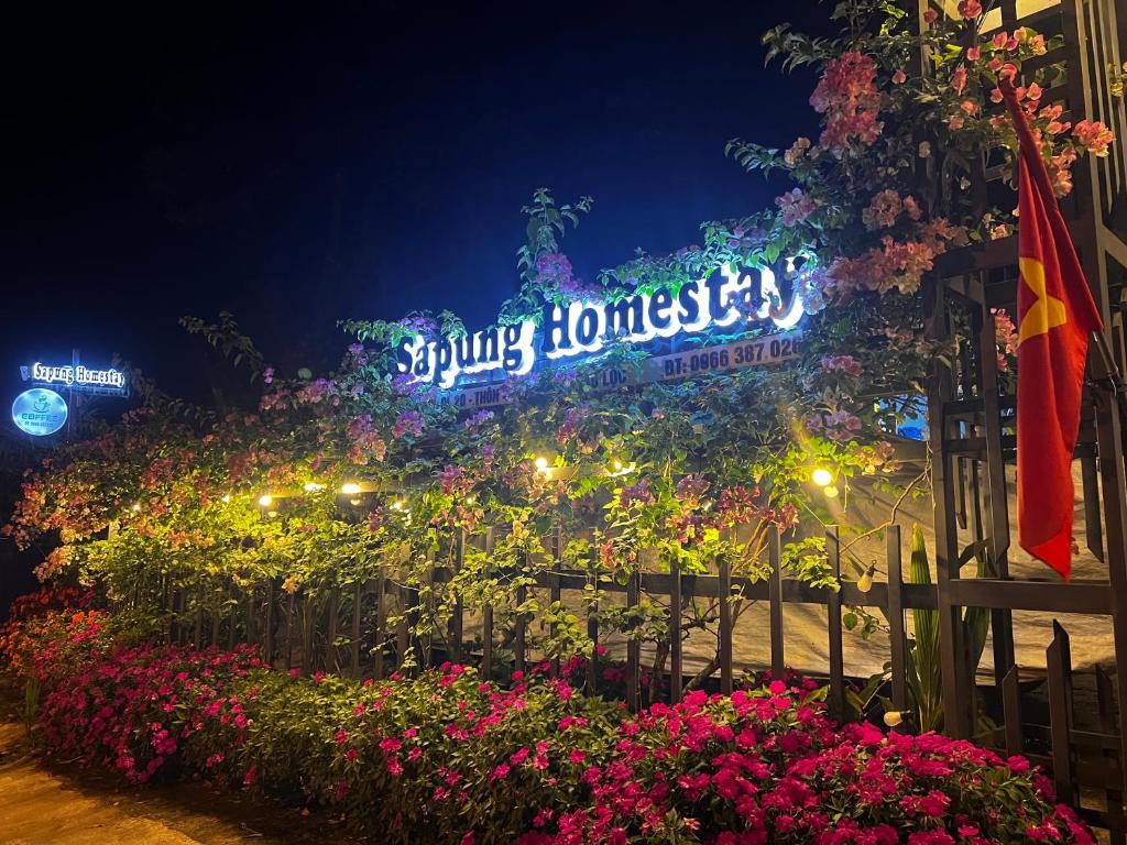 a sign for a flower garden at night at Sapung homestay Bảo Lộc in Blao Srê