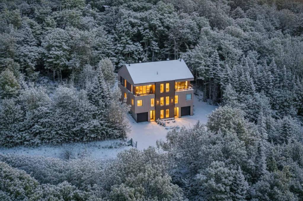 een luchtfoto van een huis in het bos bij Sauna & Pool Table - Nordik Attitude in Saint-Philémon