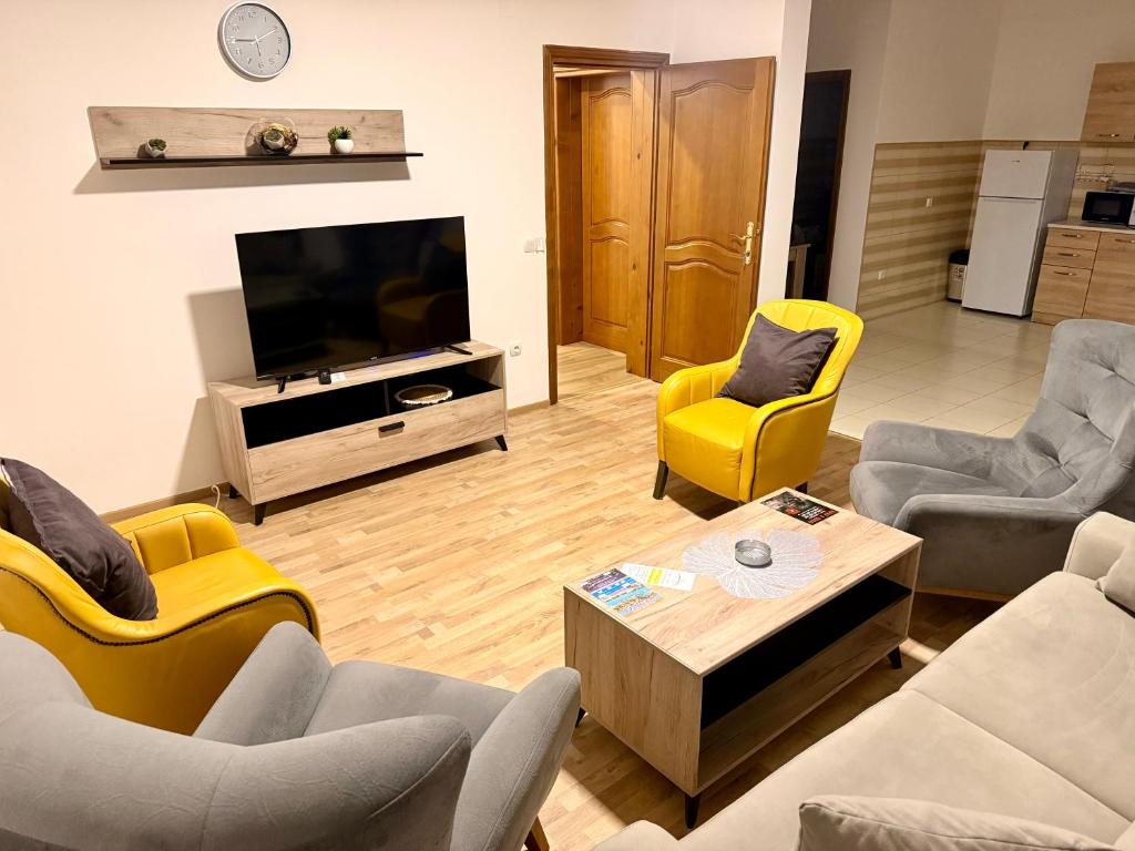 M apartment 3 في بار: غرفة معيشة وكراسي صفراء وتلفزيون