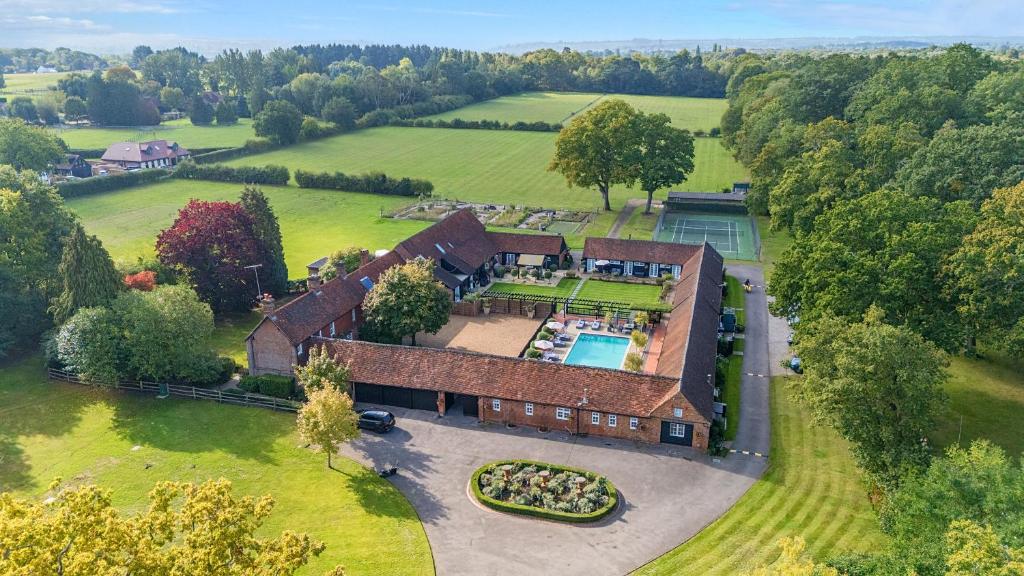 Luftaufnahme eines Hauses mit Swimmingpool in der Unterkunft Weston Cottage 4 in Send