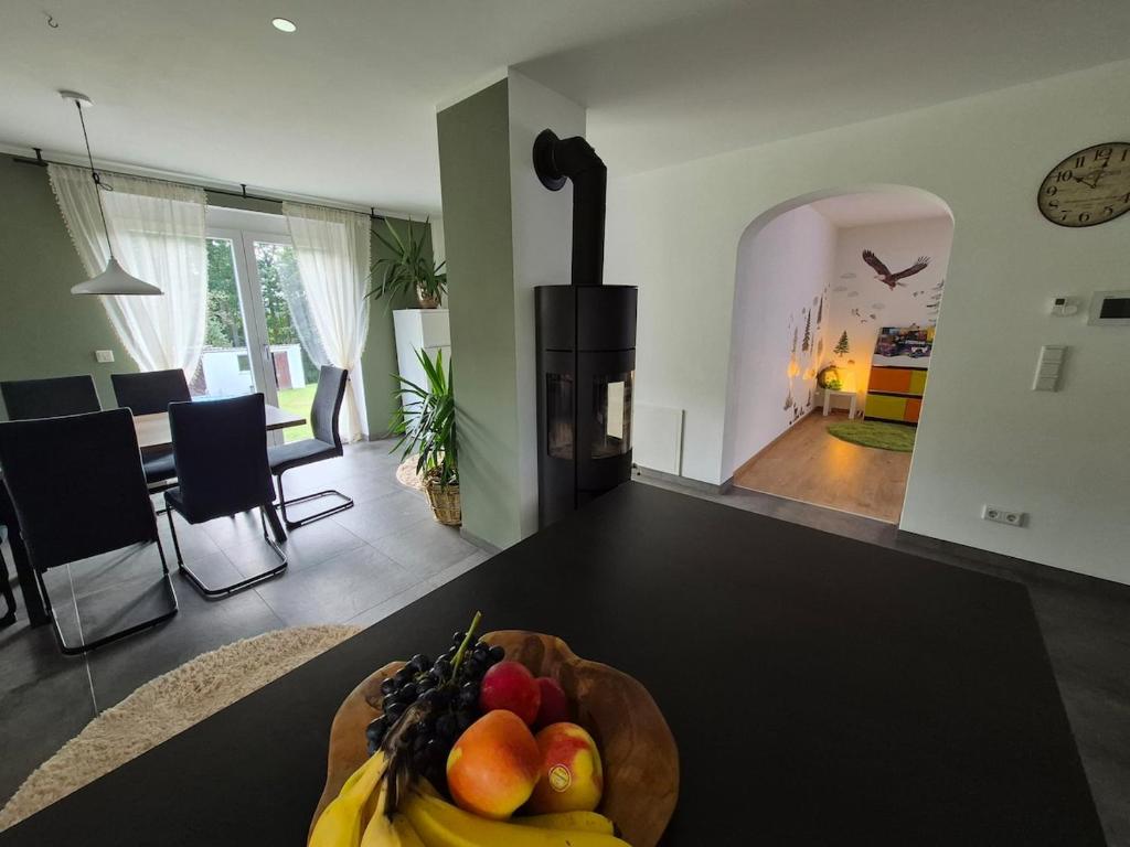 - un bol de fruits sur une table dans le salon dans l'établissement Modern and idyllic apartment, à Jettingen-Scheppach
