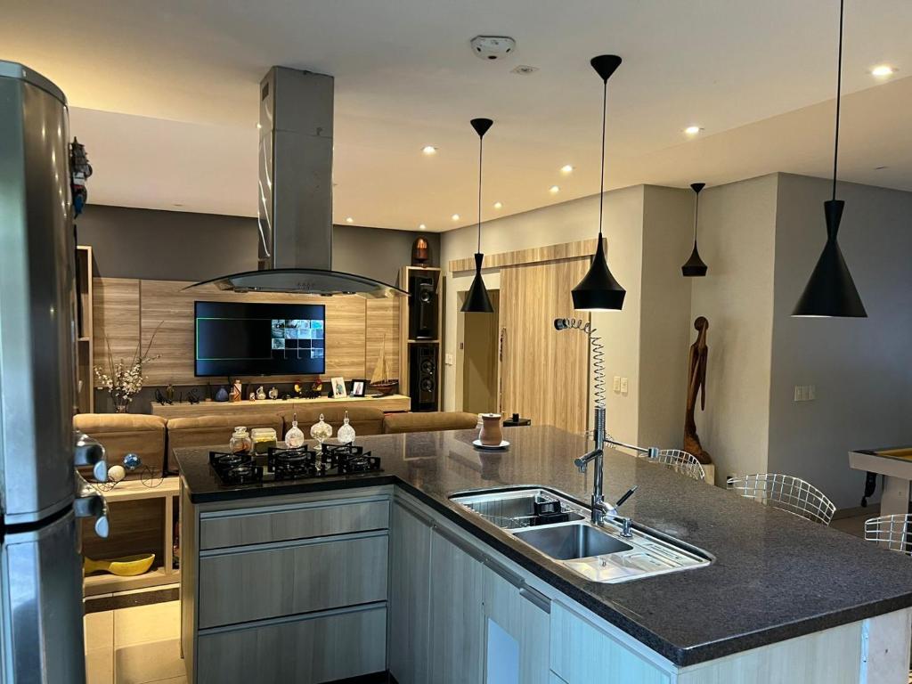 una cucina con lavello e fornello di ACONCHEGANTE Quarto a Rio Verde