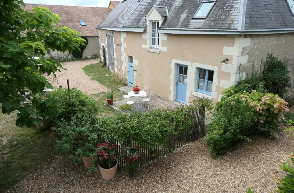 a garden in front of a house with plants at À La Croisée Des Châteaux 3étoiles in Ouchamps