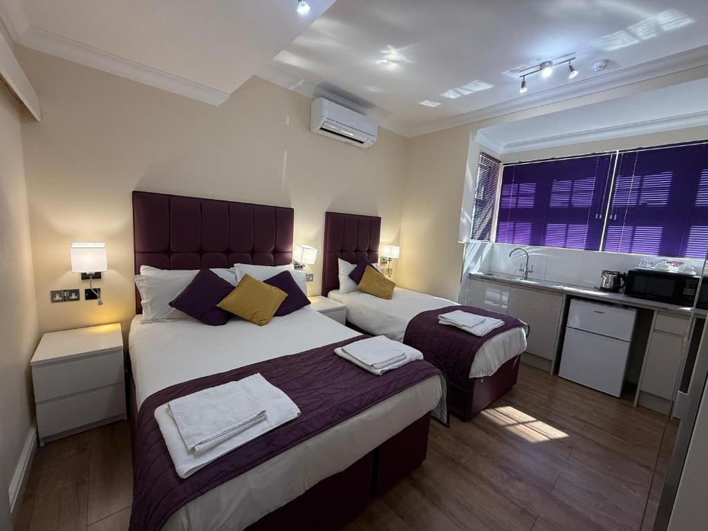 Giường trong phòng chung tại Crompton Guest House