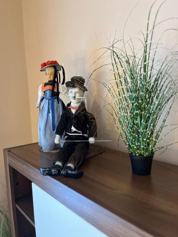 een paar beeldjes op een plank met een plant bij Il Teatro in Oradea