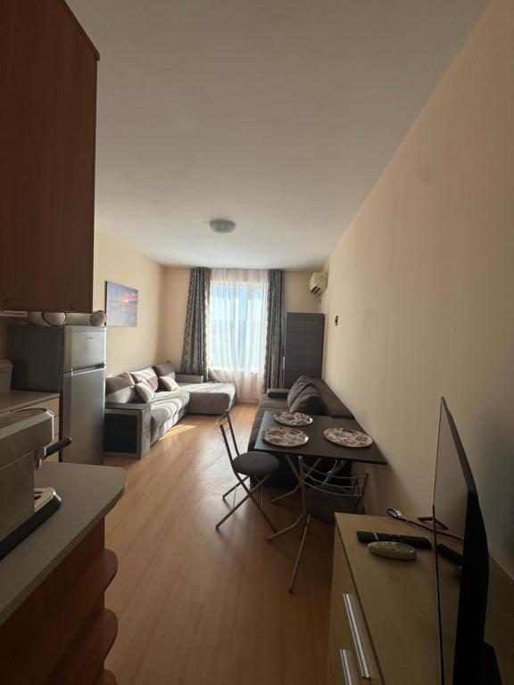 un petit salon avec une table et un canapé dans l'établissement Sunny day 5, à Tŭnkovo