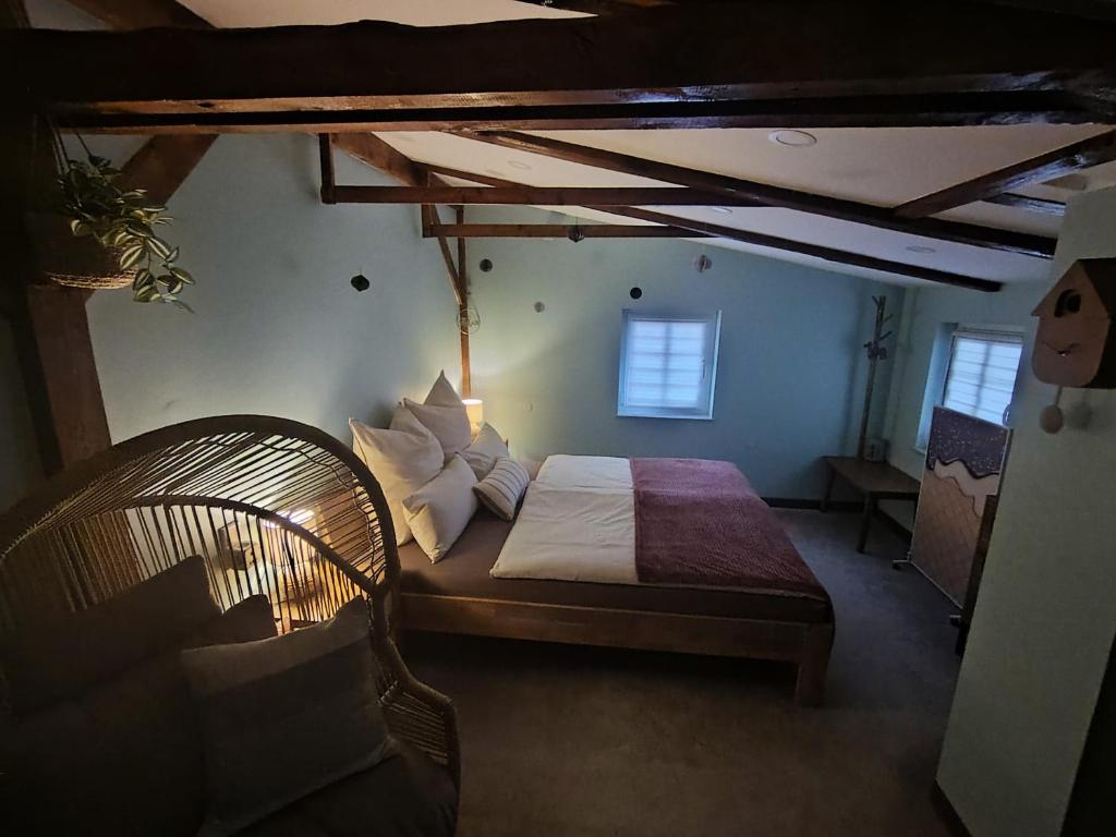 Ένα ή περισσότερα κρεβάτια σε δωμάτιο στο Haus der Wonne nähe Berzdorfersee -Görlitz