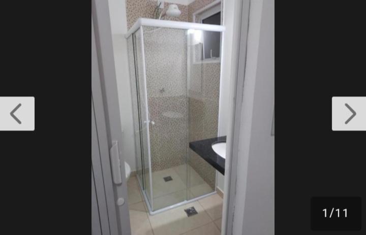een badkamer met een douche met een glazen deur bij Suite Airport in Campinas