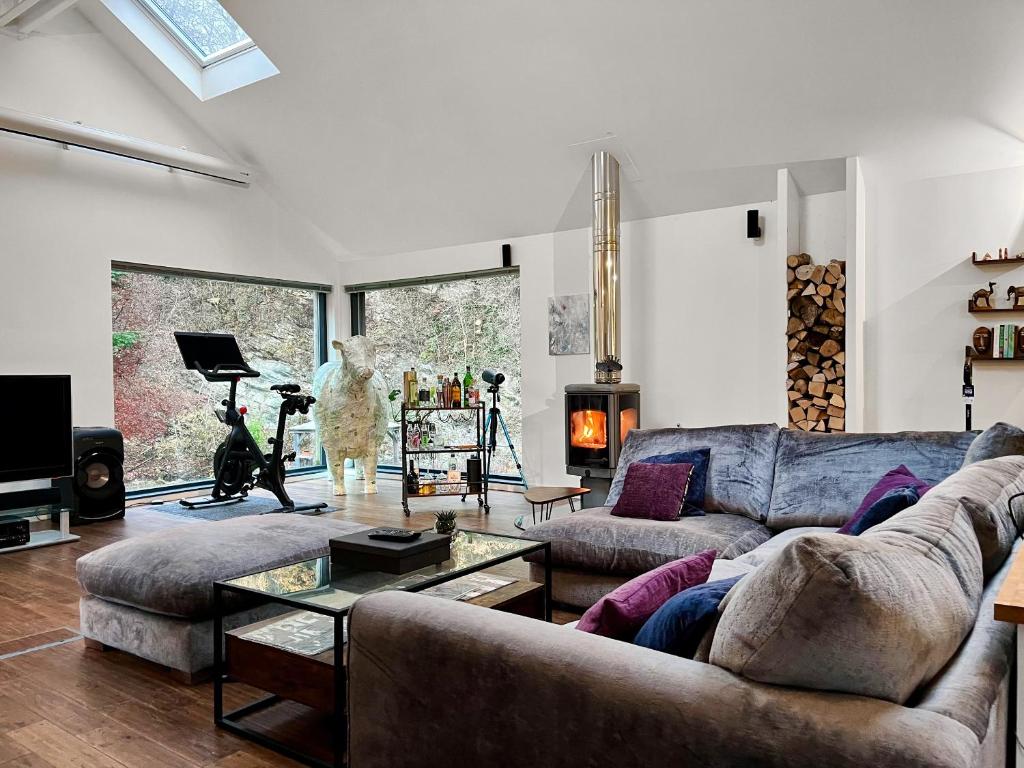 The Mill في West Linton: غرفة معيشة بها أريكة وطاولة