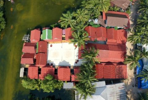 uma vista aérea de um grande conjunto de casas com palmeiras em Paradiso Lagoon Bungalows em Phumĭ Kaôh Rŏng