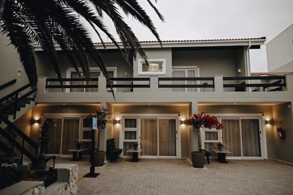 ein Haus mit einer Treppe und einem Innenhof mit Blumen in der Unterkunft Swakopmund Central Garden Guest House in Swakopmund