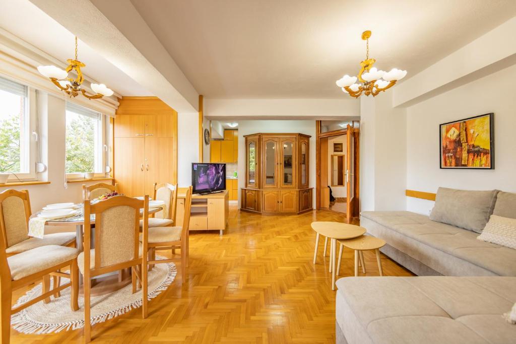 Μια τηλεόραση ή/και κέντρο ψυχαγωγίας στο Lihnidos Home Lakefront 2BR 2Bath 2 Balconies