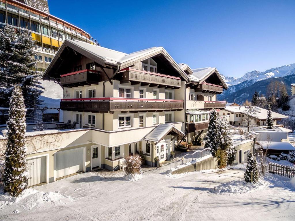 ein großes Gebäude auf einem schneebedeckten Berg in der Unterkunft Appartement Désirée inkl der SUPER SOMMER CARD im SOMMER 2025 in Serfaus
