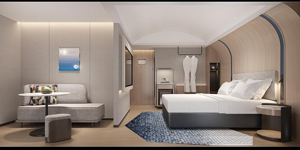 Un dormitorio con una cama, una mesa y una silla. en Holiday Inn Express Kunming Changshui Airport by IHG, en Kunming