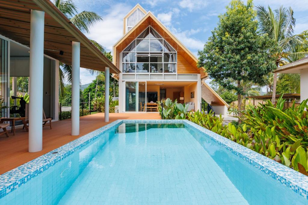 een huis met een zwembad voor een huis bij Luxury Villa - Pool - Gym - Steam Room - Garden in Ko Pha Ngan