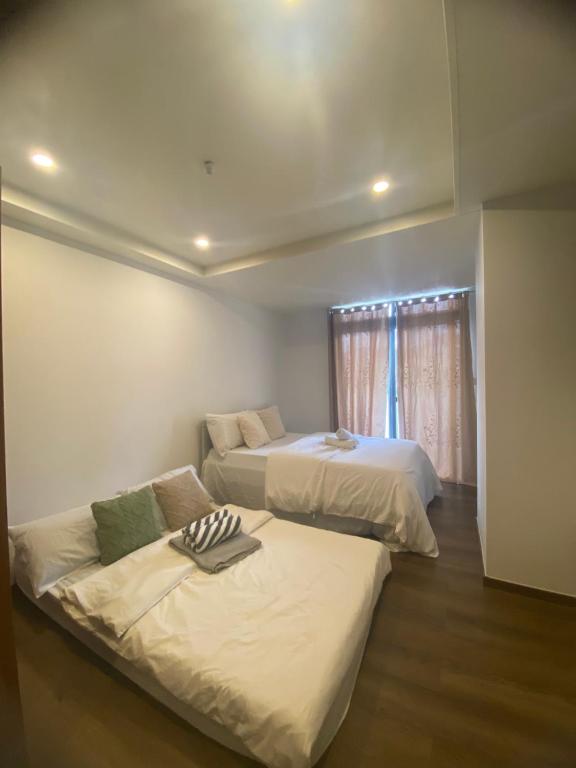 Кровать или кровати в номере Kaias Wander Staycation -Megatowers