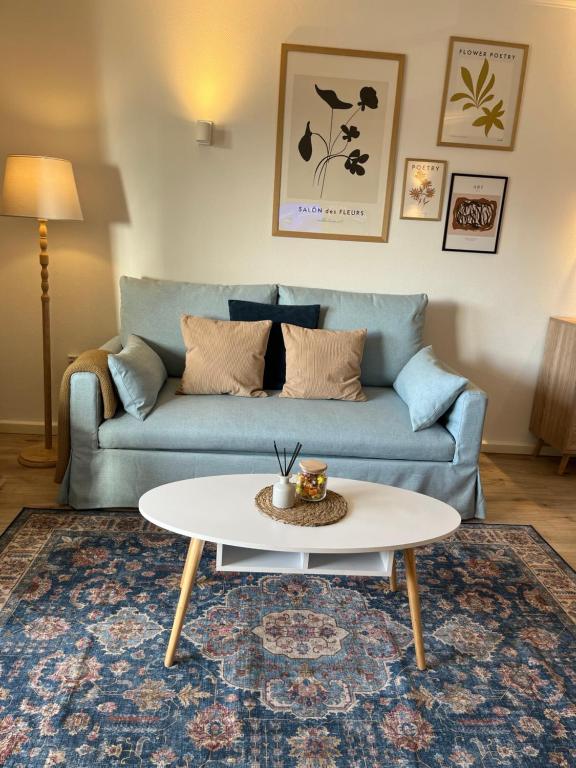 a living room with a couch and a coffee table at NEU - Moderner Landhausstil nahe Düsseldorf, Messe, DUS in Kaarst