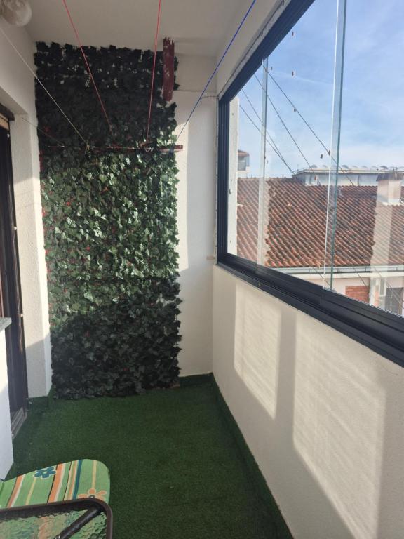 a room with a green wall and a window at M comfort in Kumanovo