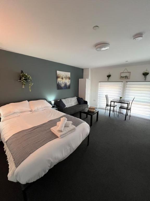 Postel nebo postele na pokoji v ubytování Bright & Modern Studio Central WV1 Appt 12