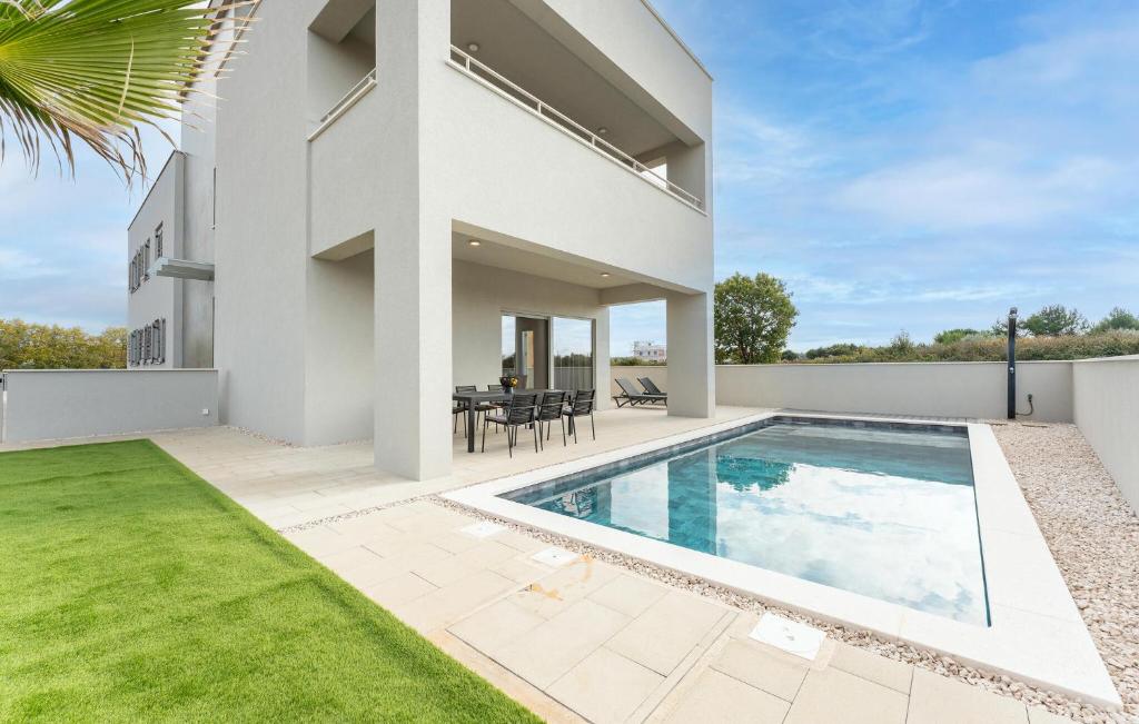 Gorgeous Home In Zaton في زاتون: فيلا بمسبح وحديقة خلفية