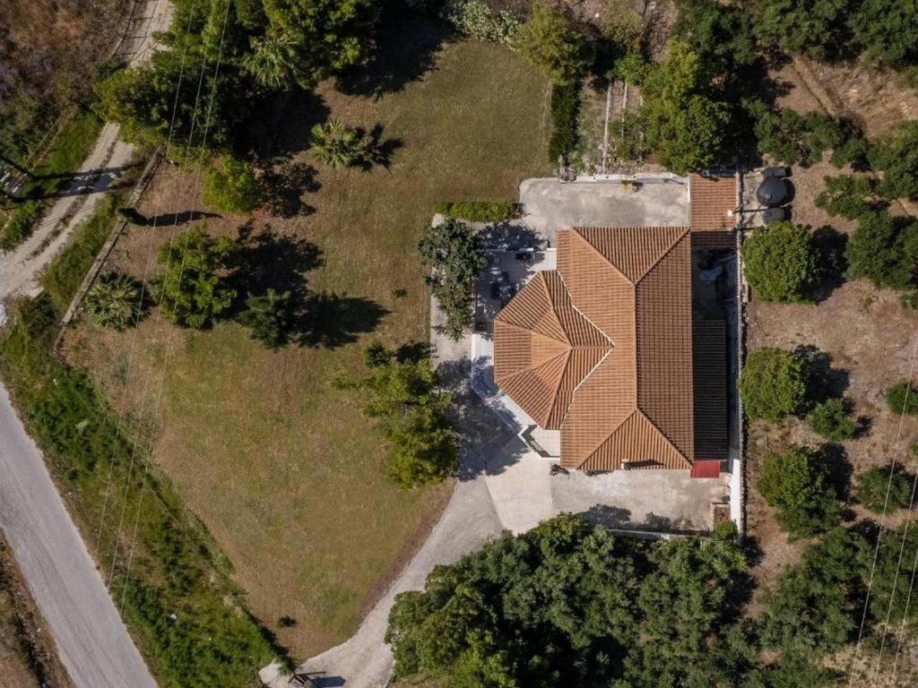 una vista sul tetto di una casa con tetto marrone di Villa Zavria ad Argásion