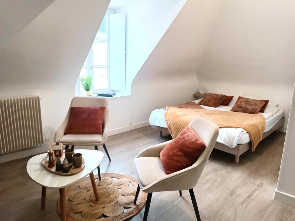 Ένα ή περισσότερα κρεβάτια σε δωμάτιο στο Charmant T1 au cœur du centre historique de Dinan