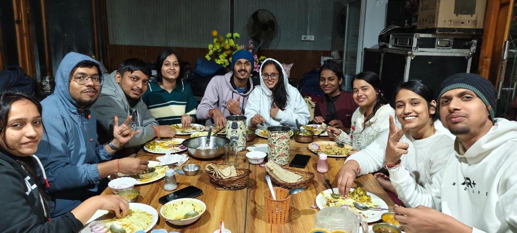 Gæster der bor på Barot Waterfall Camps