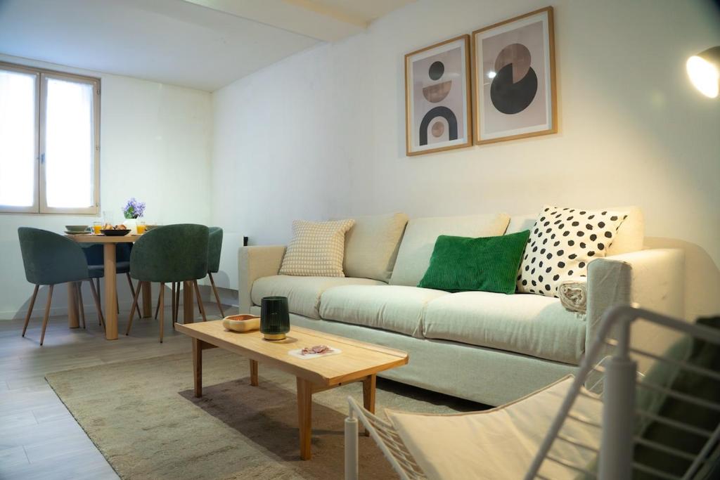 Hyères centre, 2 chambres, idéal pour famille في هييريس: غرفة معيشة بها أريكة وطاولة