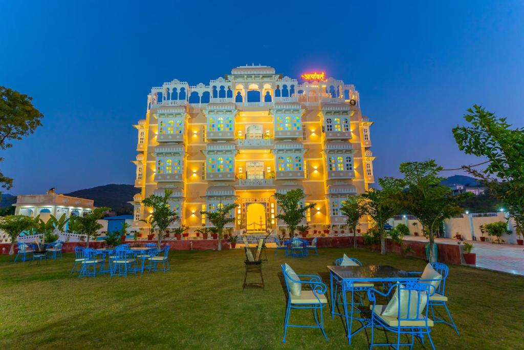 NāiAryavarta A Boutique Abode的一座前面有桌椅的建筑物