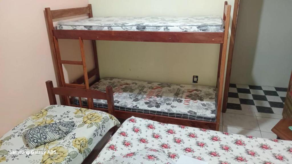 En eller flere senge i et værelse på Casa temporada maricá