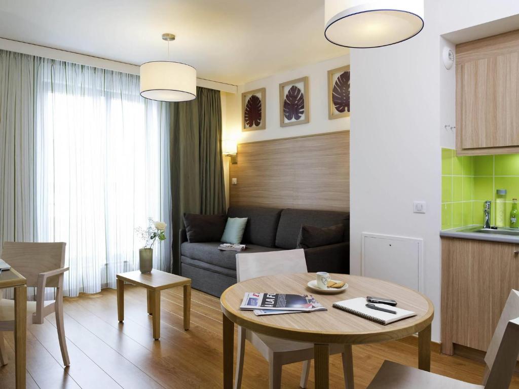 Гостиная зона в Aparthotel Adagio Paris Vincennes