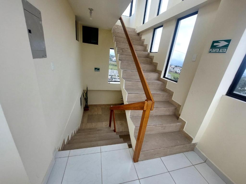 Una escalera de caracol en una casa con dos ventanas en Hotel Bethel, en Tababela