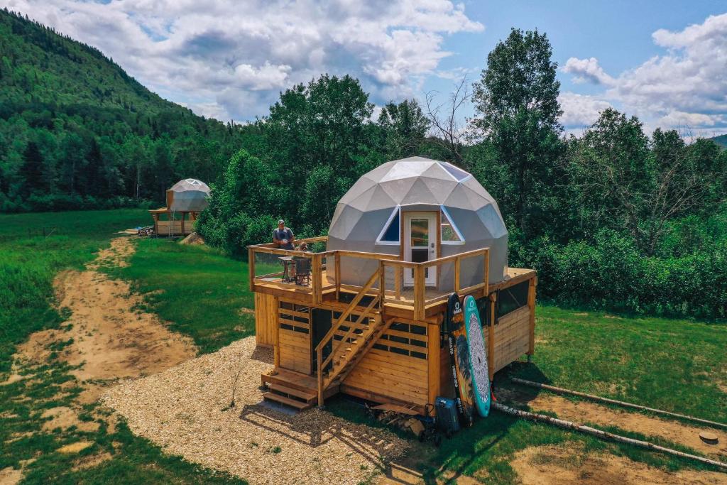 een joert met een koepel erop in een veld bij Prêt-à-camper, dôme in La Tuque