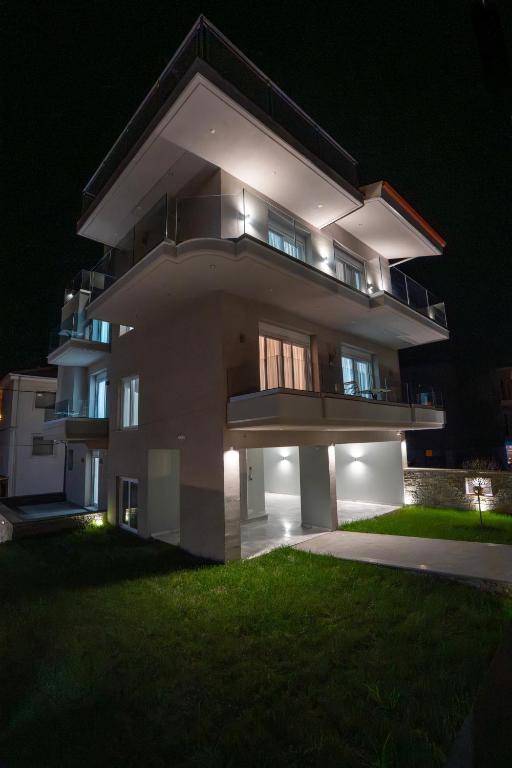 约阿尼纳Suite Room 33 Ioannina的享有带灯的建筑的夜景