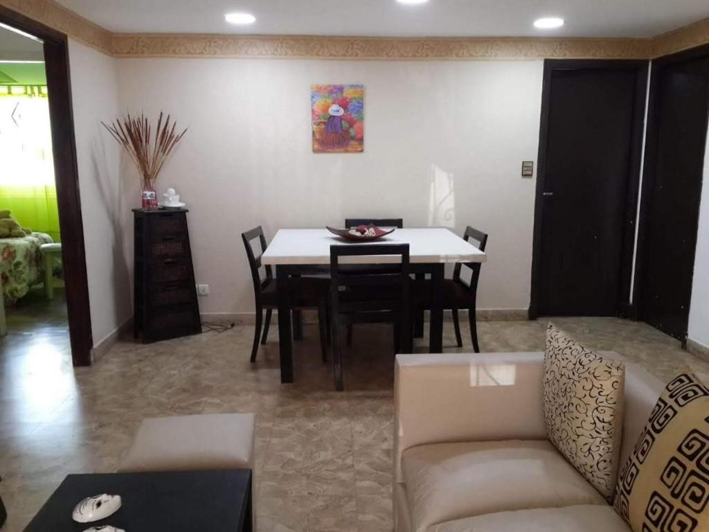 Mar del Plata house في مار ديل بلاتا: غرفة معيشة بها أريكة وطاولة