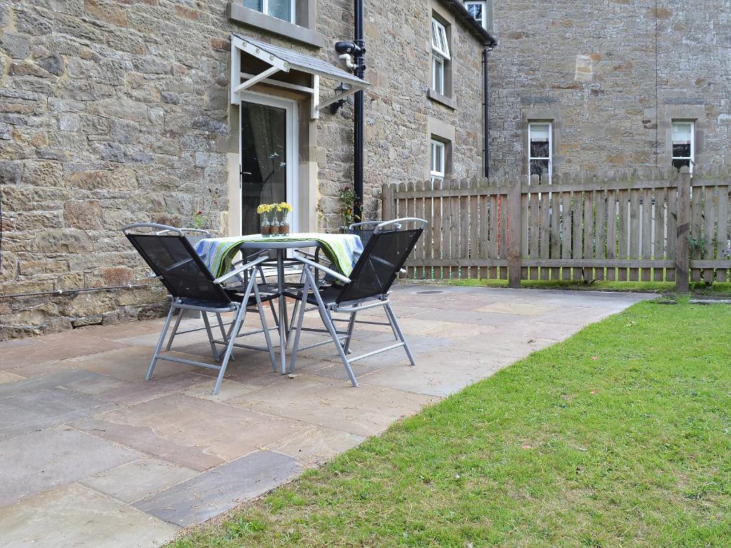 un tavolo e delle sedie seduti su un patio di Riverview Cottage a Hartington